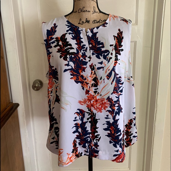 Sleeveless Blouse - Picture 1 of 8